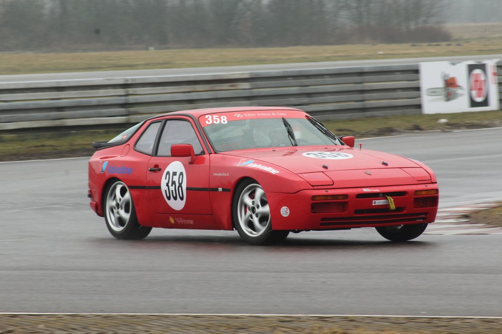 Frank Schou (358) var ude at teste sin Porsche 944 i sidste måned, men er indtil videre ikke på startlisten på Åbningsløbet. Men vi må se om han alligevel dukker op, da 2017 sæsonen kun blev til udvalgte løb.
(Foto: JJ Media)